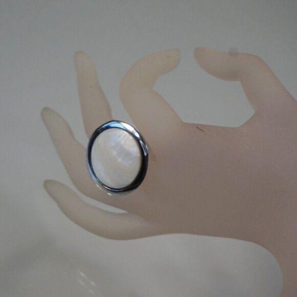 Statement Ring Button Style Size 8 Ring Silver Tone Faux Mother Of Pearl - Picture 6 of 7